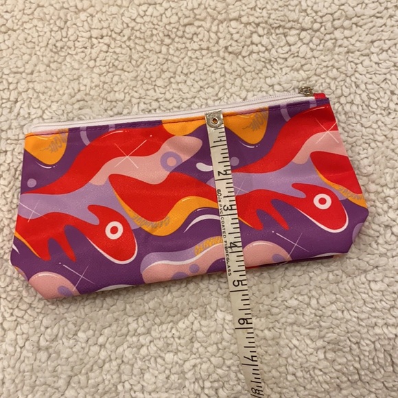 CLINIQUE Cosmetics Bag - Picture 9 of 9